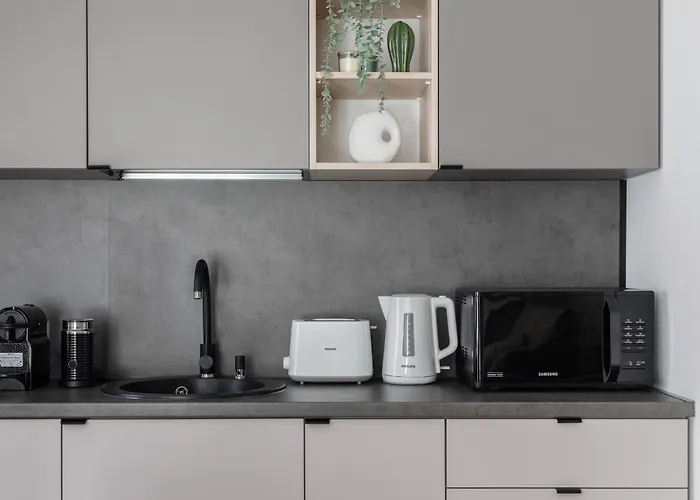 Dream Garden Apartment With Free Parking